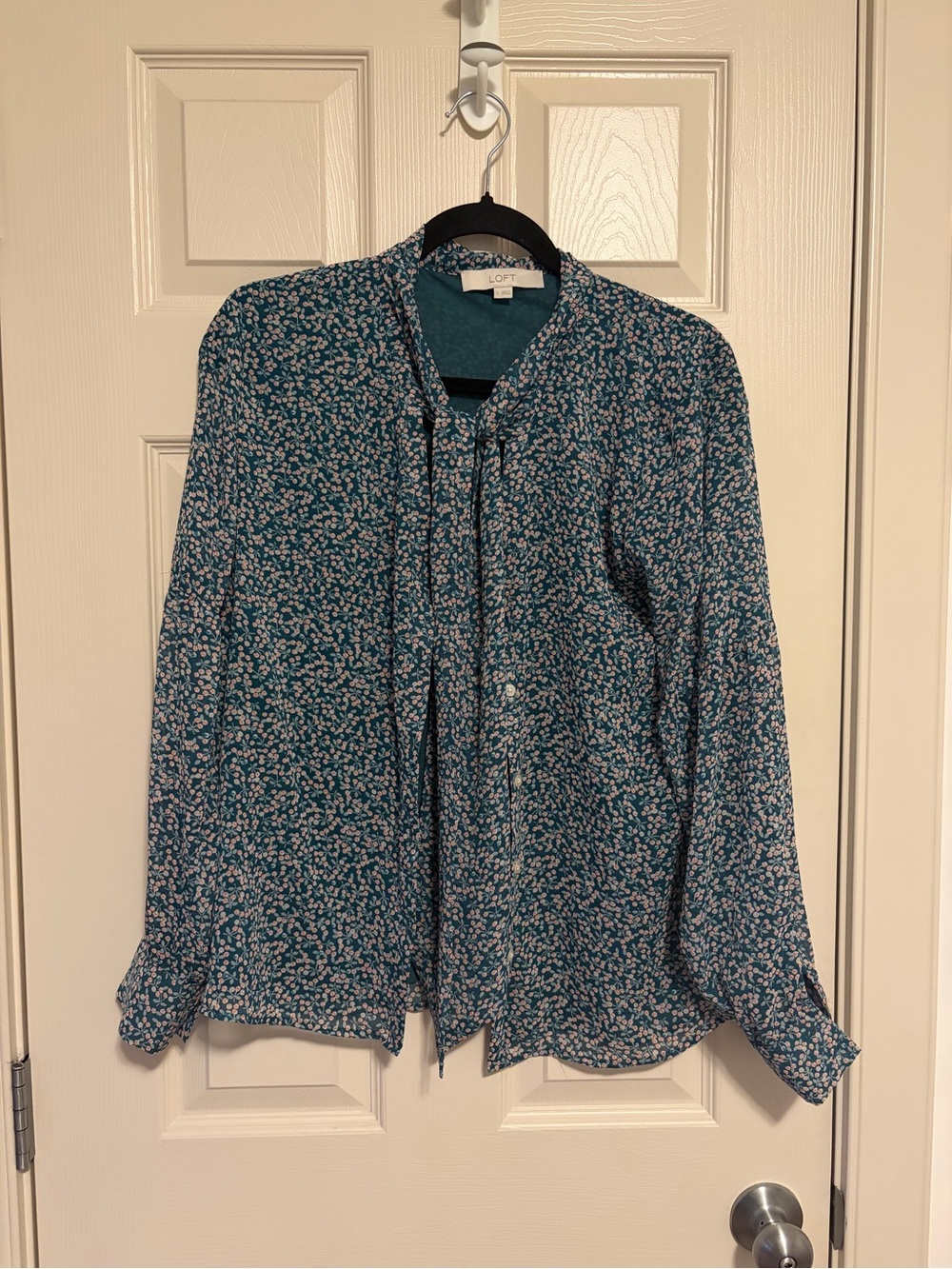 💜 LOFT - Small Floral Blouse